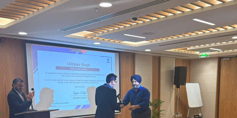  Chirjeev Singh, Head - Treasury, Rallis India, receives recognition for translating knowledge shared through the forum into meaningful business practices within his organisation