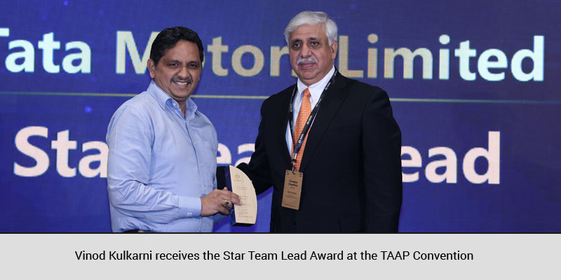 Vinod Kulkarni receives the Star Team Lead Award at the TAAP Convention