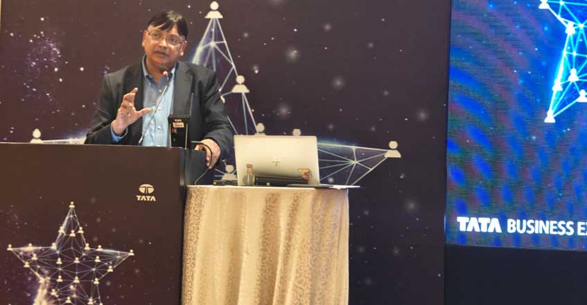 Peeyush Gupta elaborating the expectations from team leaders and process consultants on Day 2